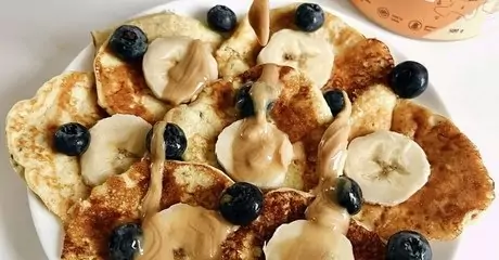 Recepty z arašidového masla – lievance z gréckeho jogurtu s arašidovým maslom a ovocím