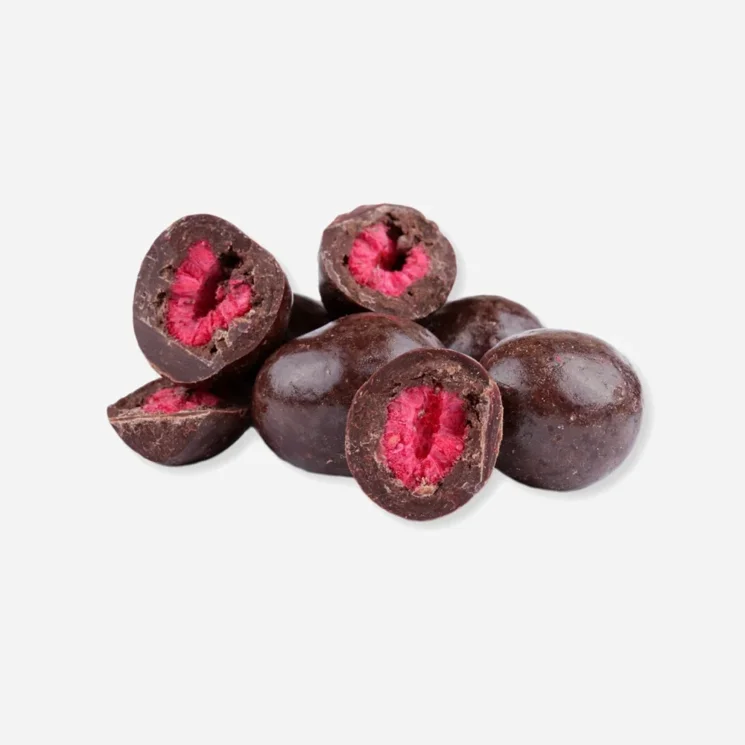 Lyofilizované maliny v horkej čokoláde